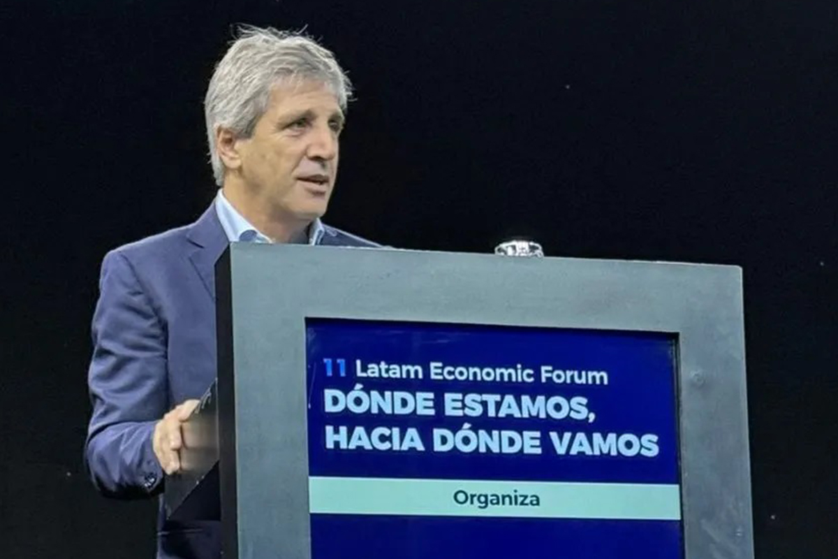 Caputo impulsa el uso de dólares no declarados: “¿Por qué no usarlos si ya están en los colchones?”